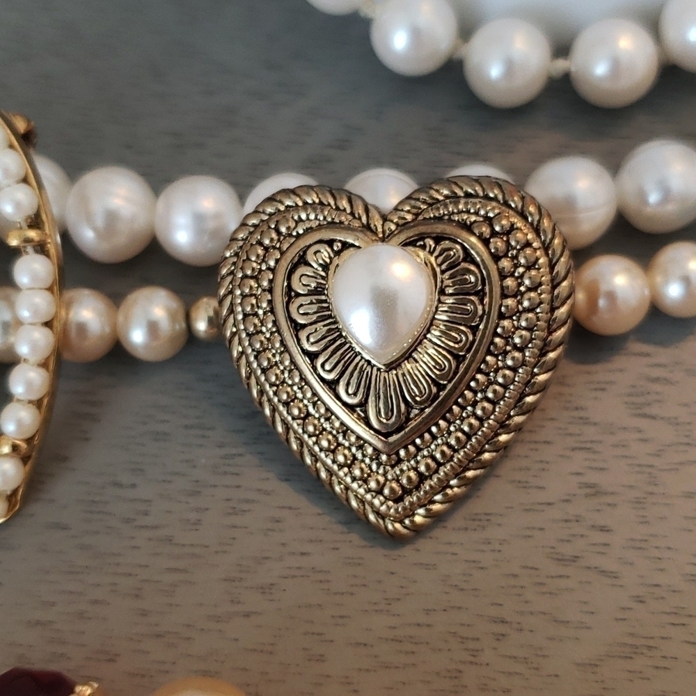 Pearl Set Costume Jewelry - 4 Necklaces & 2 Pins - Picture 3 of 10